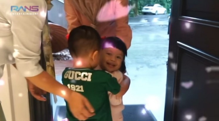 Potret Ameena Main ke Rumah Rayanza. (YouTube/ Rans Entertainment)