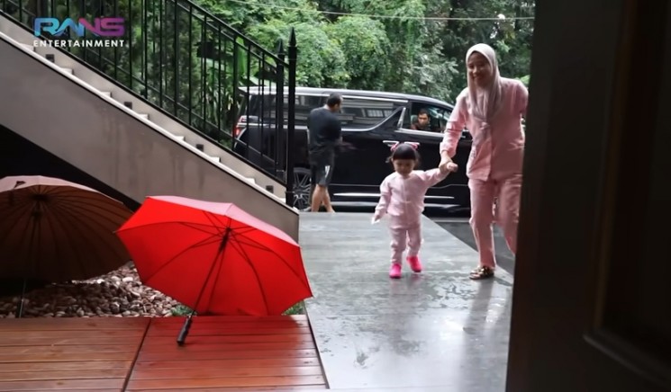 Potret Ameena Main ke Rumah Rayanza. (YouTube/ Rans Entertainment)