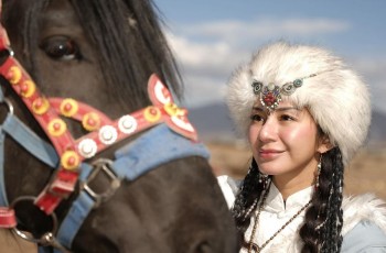 Disebut Mirip Warga Lokal, Ini 8 Potret Menawan Kirana Larasati di Cina