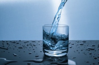 Takaran Konsumsi Air Putih Berdasarkan Usia, Dokter Larang Minum Berlebihan: Bisa Merusak Ginjal!