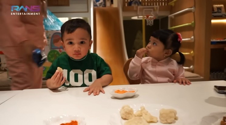 Potret Ameena Main ke Rumah Rayanza. (YouTube/ Rans Entertainment)