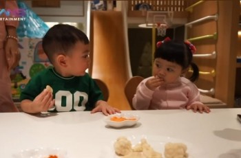 Asyik Makan Cireng Bersama, Ini 10 Potret Ameena Main ke Rumah Rayanza