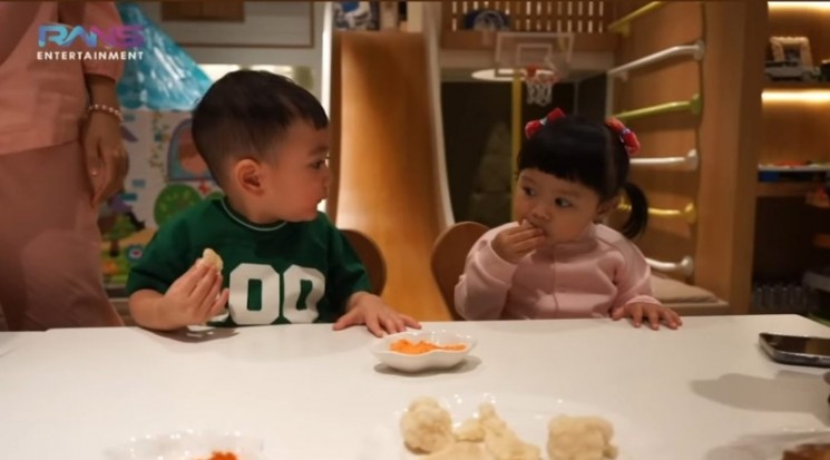 Potret Ameena Main ke Rumah Rayanza. (YouTube/ Rans Entertainment)
