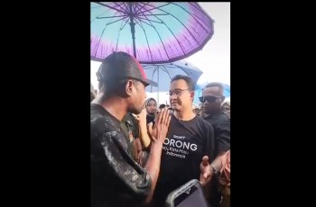 Pentingnya Etika, Cara Anies Baswedan Payungi Warga Sorong saat Hujan-hujanan jadi Sorotan