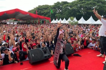 Ketika Siti Atikoh Hujan-hujanan Kampanye Ganjar-Mahfud: Kalau Bapak Berjuang, Saya Wajib Berjuang!