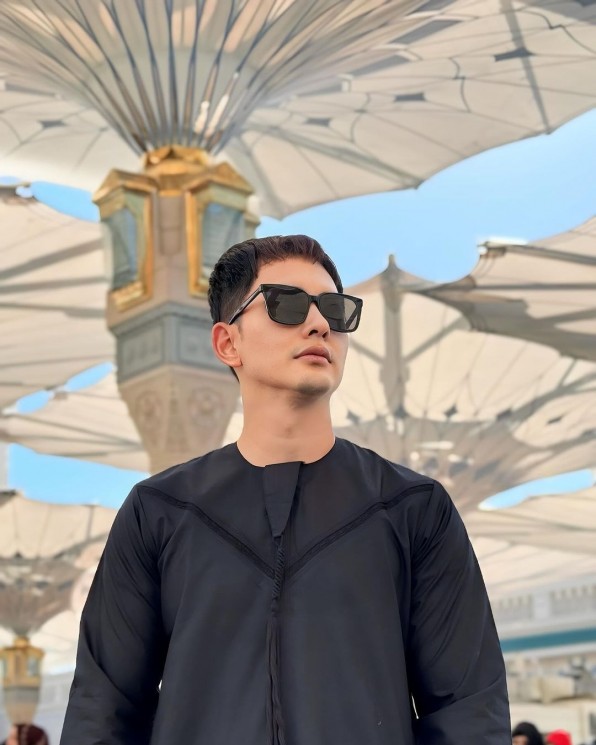 Potret Kiki Farrel Umrah Bareng Ayah. (Instagram/kikifarrel_)