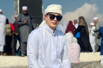 Pernah Ditelantarkan, Ini 8 Potret Kiki Farrel Umrah Bareng Ayah