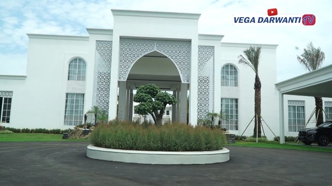 Potret Rumah Mewah Ustaz Solmed (YouTube/Vega Darwanti TV)