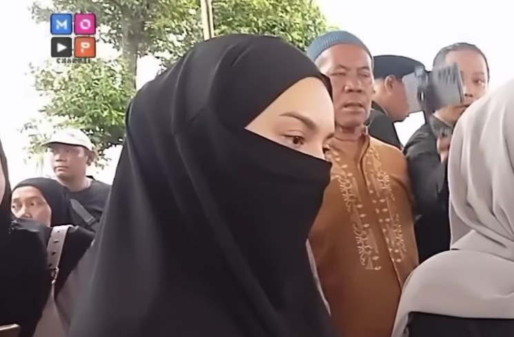 Irish Bella hadir di prosesi pemakaman ayah mertuanya, Suhendri Zoni (YouTube MOP Channel)