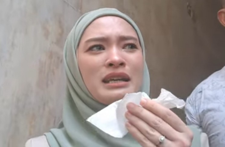 Inara Rusli usai diperiksa di Polda Metro Jaya atas laporan Virgoun (YouTube Intens Investigasi)