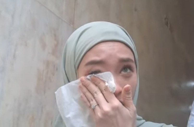 Inara Rusli usai diperiksa di Polda Metro Jaya atas laporan Virgoun (YouTube Intens Investigasi)