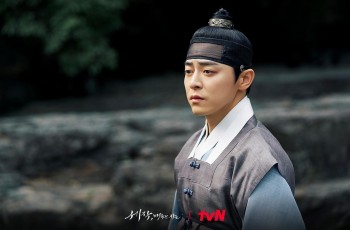 8 Potret Jo Jung Suk di Captivating The King, Drama Sejarah Barunya dengan Shin Se Kyung