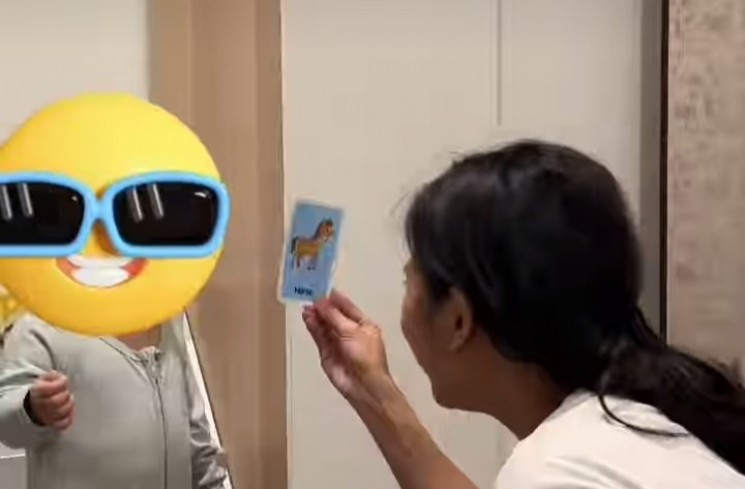 Momen Indah Permatasari dan anaknya saat tebak-tebakan flashcard.(Instagram@indahpermatas)