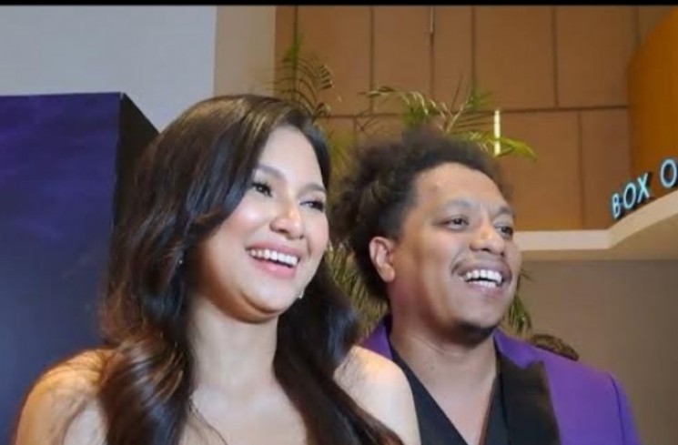 Indah Permatasari dan Arie Kriting Saat Diwawancara Media.(YouTube Intens Investigasi)