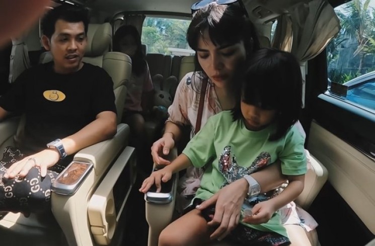 Momen Dinar Candy Momong Anak-anak Ko Apex (YouTube/Dinar Candy)