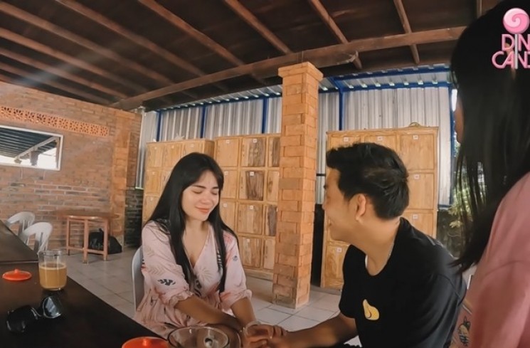 Momen Dinar Candy Momong Anak-anak Ko Apex (YouTube/Dinar Candy)