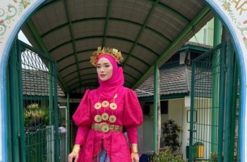 Tampil Anggun Kenakan Hijab, Penampilan Zaskia Gotik Bikin Kaget