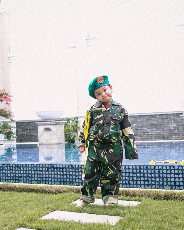 Potret Gala Sky Pakai Seragam TNI. (Instagram/fuji_an)
