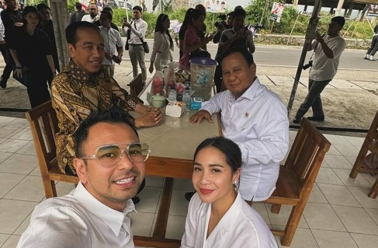 Momen Artis Makan Bakso bareng Presiden Jokowi dan Prabowo (Instagram/@raffinagita1717)
