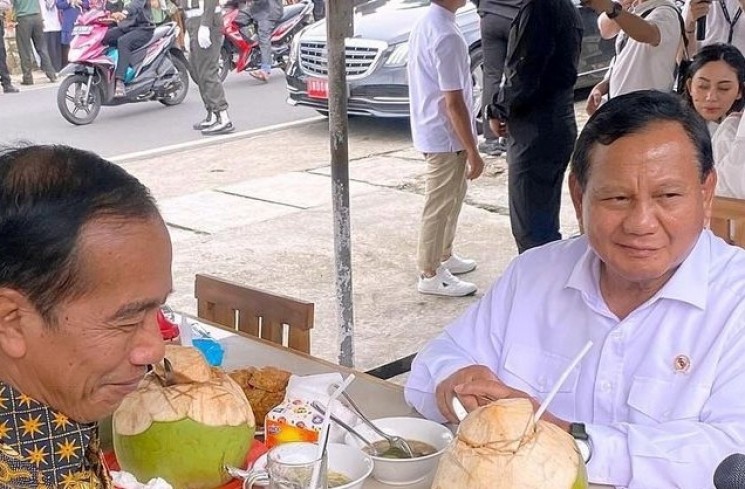 Momen Artis Makan Bakso bareng Presiden Jokowi dan Prabowo (Instagram/@prabowo)