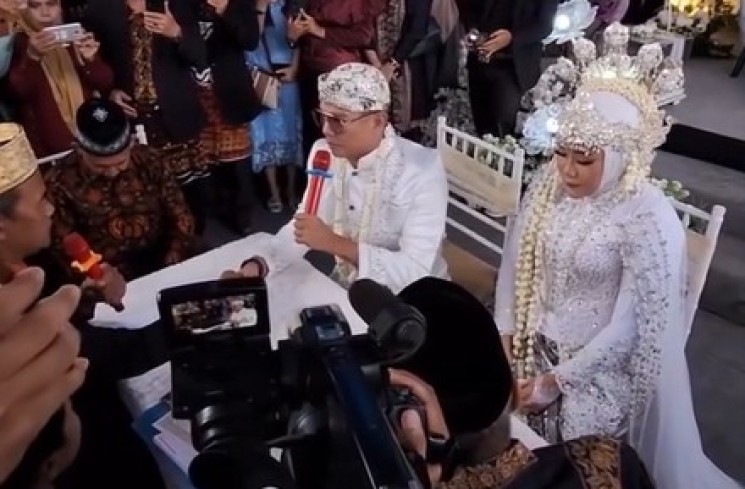 Andika Mahesa menikahi Ayu Kartika Agustina (Instagram @bebemoth_)