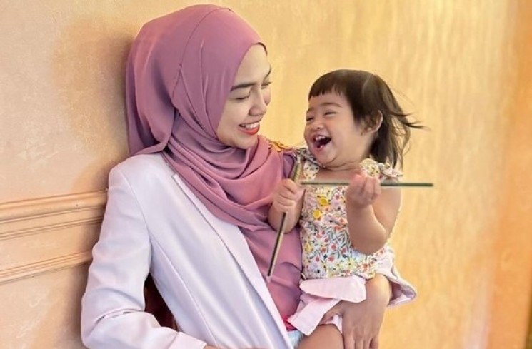 Adu Gaya Ria Ricis vs Teuku Ryan Momong Moana (instagram/@riaricis1795)