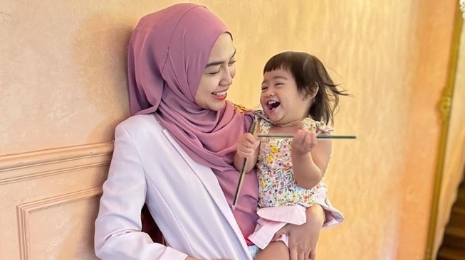 Adu Gaya Ria Ricis vs Teuku Ryan Momong Moana (instagram/@riaricis1795)