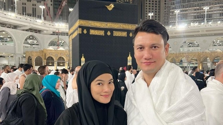 Potret Titi Kamal Umrah bareng Christian Sugiono (Instagram/@titi_kamall)