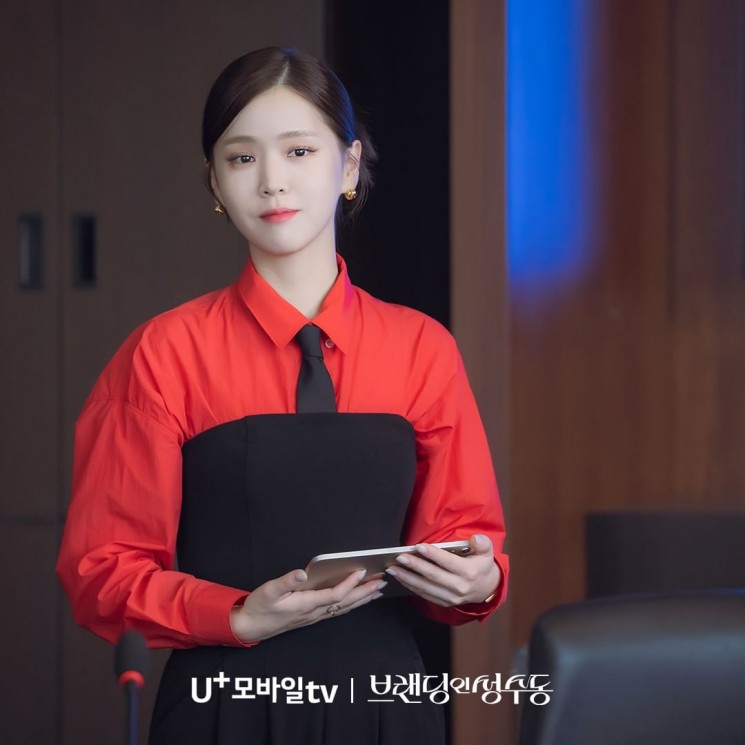 Pesona Kim Ji Eun di Branding in Seongsu (Instagram/@uplus_mobiletv)