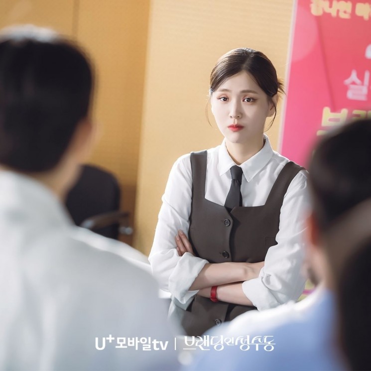 Pesona Kim Ji Eun di Branding in Seongsu (Instagram/@uplus_mobiletv)