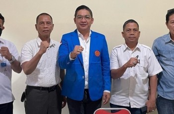 Kompak Bareng Istri, Berikut 7 Potret Pasha Ungu Sidang Skripsi