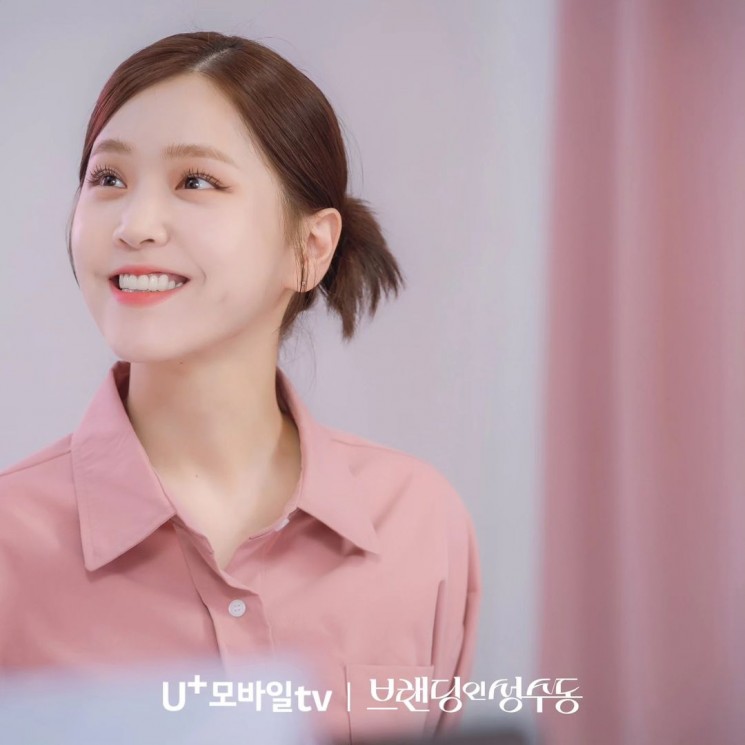 Pesona Kim Ji Eun di Branding in Seongsu (Instagram/@uplus_mobiletv)