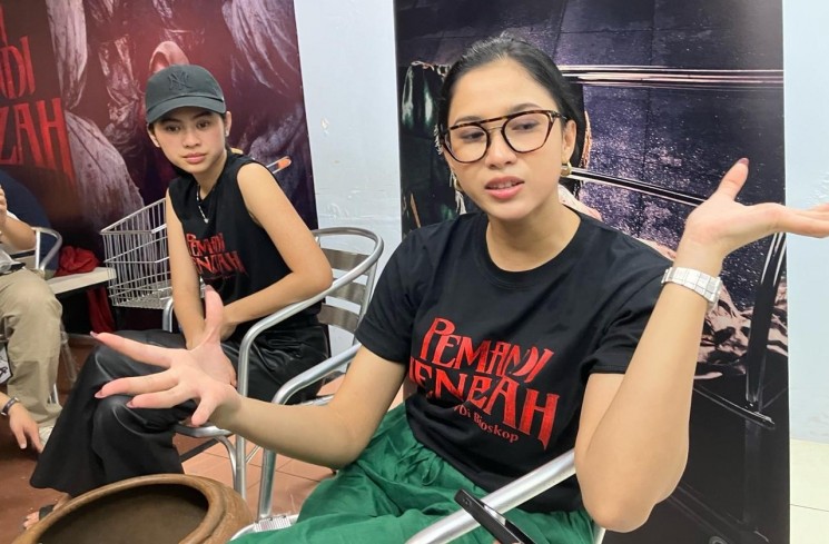Aghniny Haque dan Amara Sophie di lokasi rumah hantu Pemandi Jenazah (Tomi T.)