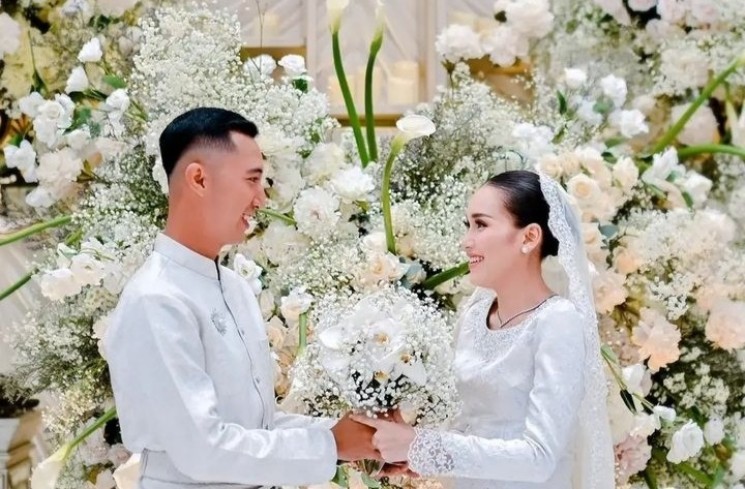 Suasana Bahagia Saat Lamaran Ayu Ting Ting dan Muhammad Fardana.(Instagram/@portal_ayting92)