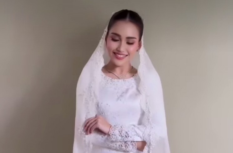 Ayu Ting Ting Berbalut Gaun Lamaran Putih.(Instagram/@portal_ayting92)