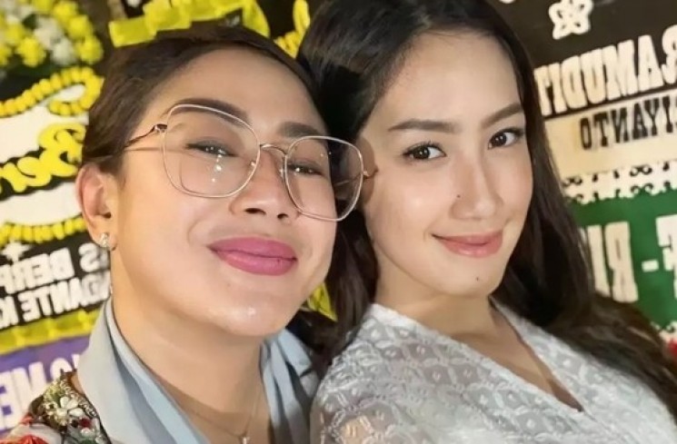 Potret Tamara Tyasmara di Tahlilan Dante (instagram/@rennov3011)