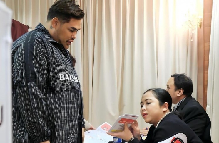 Ivan Gunawan nyoblos di Paris. [Instagram]