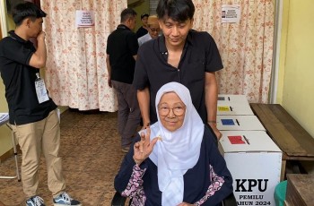 Usai Nyoblos di Pancoran, Bunda Iffet dan Bimbim Slank Tunjukkan Tiga Jari