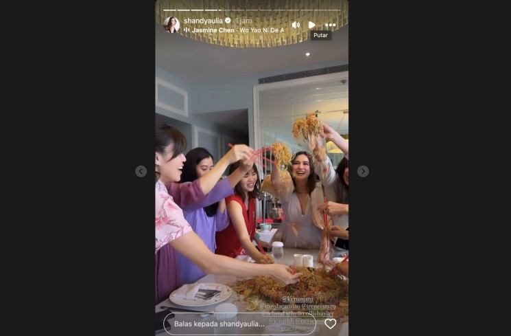 Shandy Aulia dan teman-temannya merayakan Imlek. (Instagram/@shandyaulia)