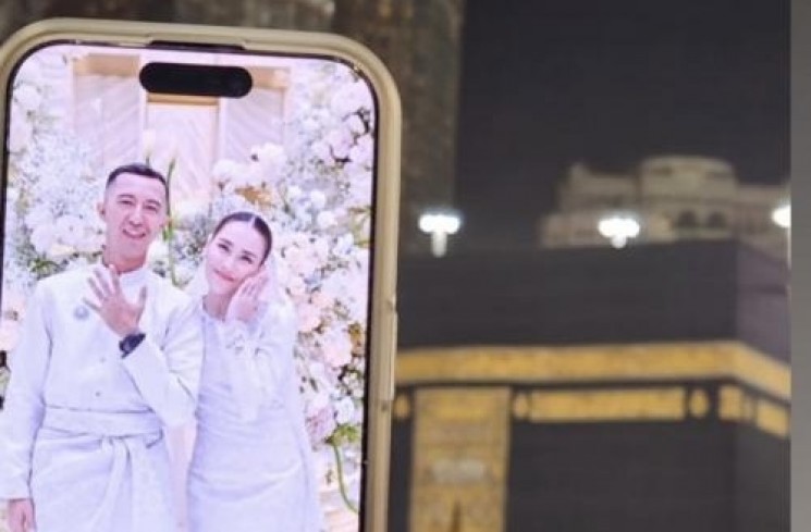 Ayu Ting Ting dan kekasih. (instagram/@mom_ayting92_)