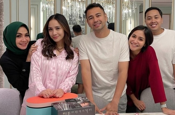 Momen Ultah Raffi Ahmad dan Nagita Slavina (Instagram/@rieta_amilia)