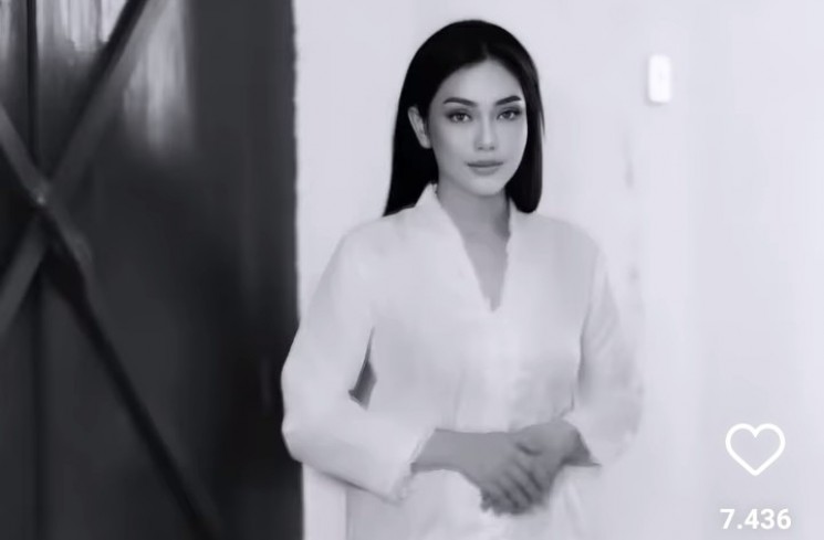 Celine Evangelista Tampil Anggun dengan Kebaya Putih.(Instagram/@celine_evangelista)