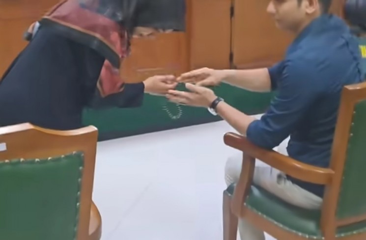 Ria Ricis sungkem kepada Teuku Ryan (YouTube)