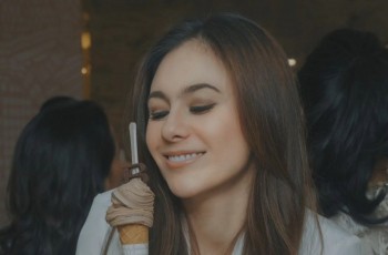 Wulan Guritno Selfie Menyamping dengan Baju Super Ketat: Ada yang Menonjol
