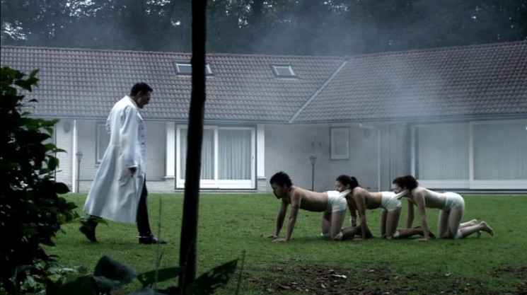 Sinopsis The Human Centipede. (IMDb)