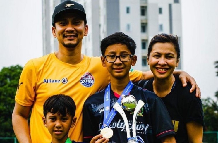 Vincent Rompies bersama anaknya Legolas, dan keluarga lainnya. (Instagram)