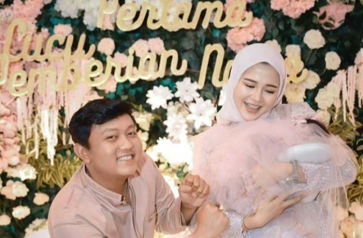 Denny Caknan dan Bella Bonita Bahagia Bersama Anak Perempuannya.(Instagram/@denny_caknan)