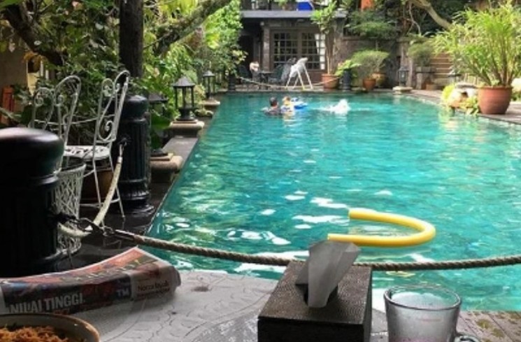 Kolam renang di rumah Siti Nurhaliza