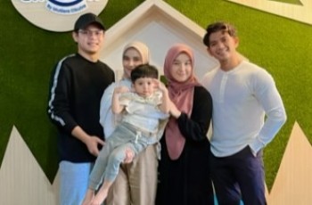 Ditemani 2 Ibu dan 2 Ayah, Ini 9 Potret Syaki Anak Nadya Mustika dan Rizki DA yang Baru Sunat