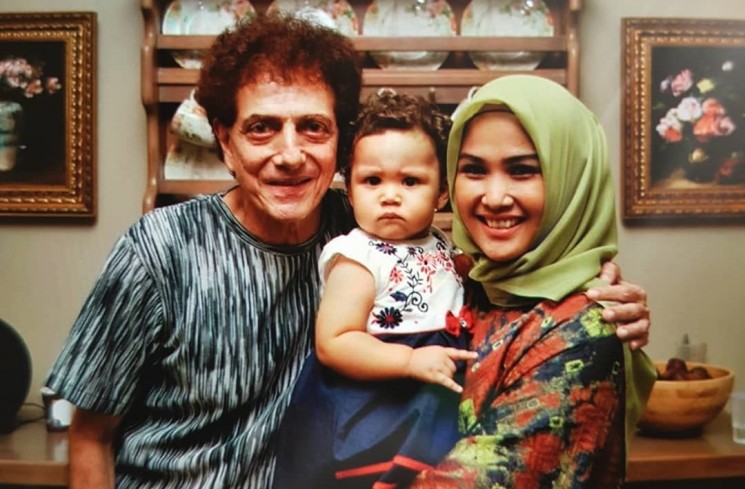 Ahmad Albar dan Dewi Astuti bersama putri mereka. [Instagram]